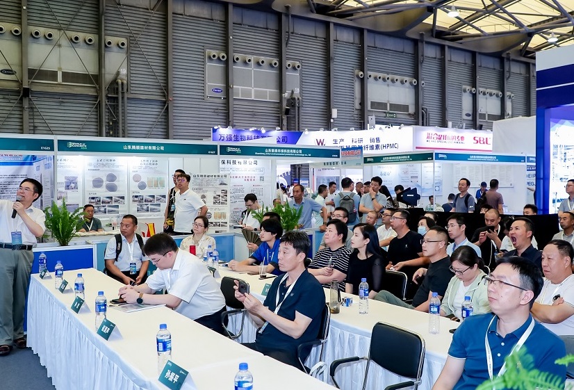 2027年上海亚洲混凝土展览会World of Concrete Asia参展商与海外采购商展台洽谈现场