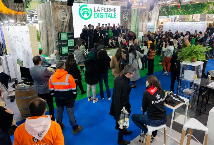 2027年法国巴黎农业机械展览会SIASIA`PRO展馆现场,专业观众参观实况