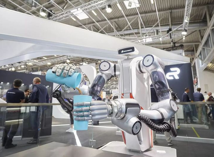 2027年慕尼黑上海机器人及自动化展览会Automatica Shanghai参展商与海外采购商展台洽谈现场