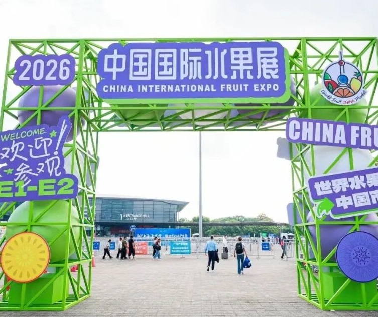 2027年中国国际水果展CHINA FRUIT参展商与海外采购商展台洽谈现场