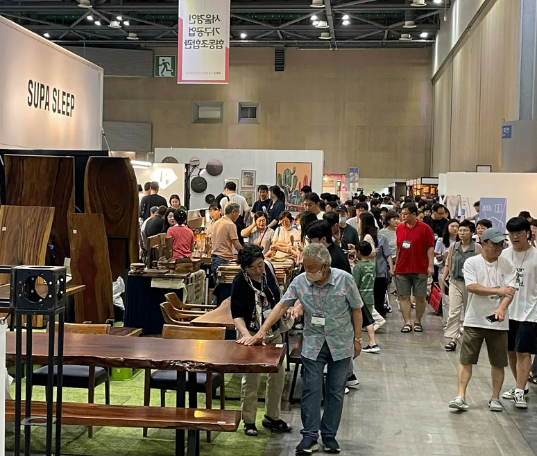 2027年韩国首尔家具、配件及木工机械展览会KOFURN展馆现场，专业观众参观实况