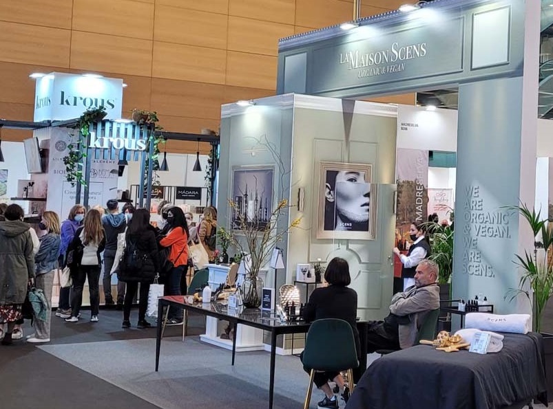 2027年西班牙巴塞罗那美容、美发展览会COSMOBEAUTY Barcelona参展商与海外采购商展台洽谈现场