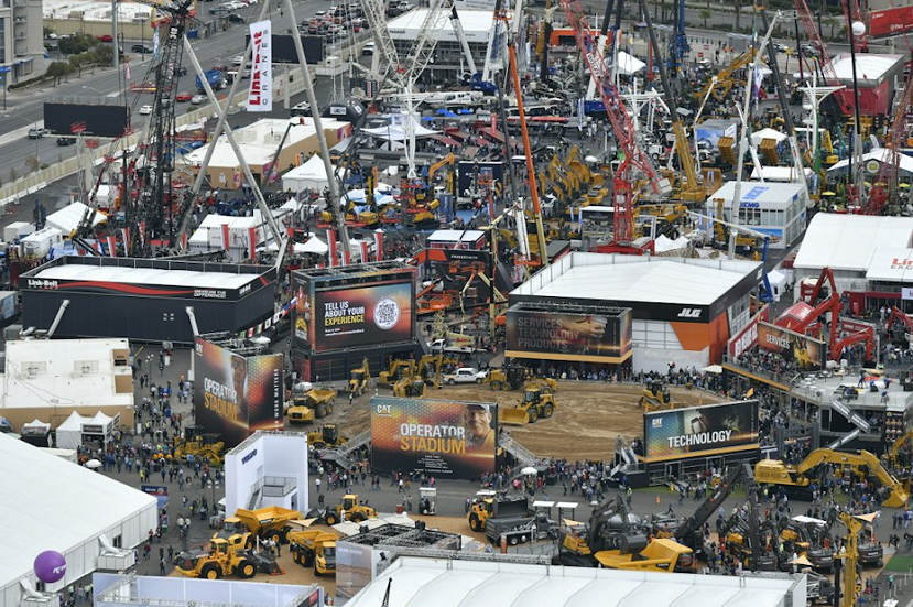 2029年美国拉斯维加斯工程机械展览会CONEXPO-CON AGG参展商与海外采购商展台洽谈现场