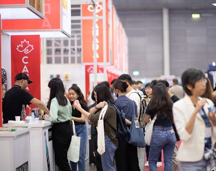 2027年新加坡亚洲餐饮展览会Restaurant Asia参展商与海外采购商展台洽谈现场