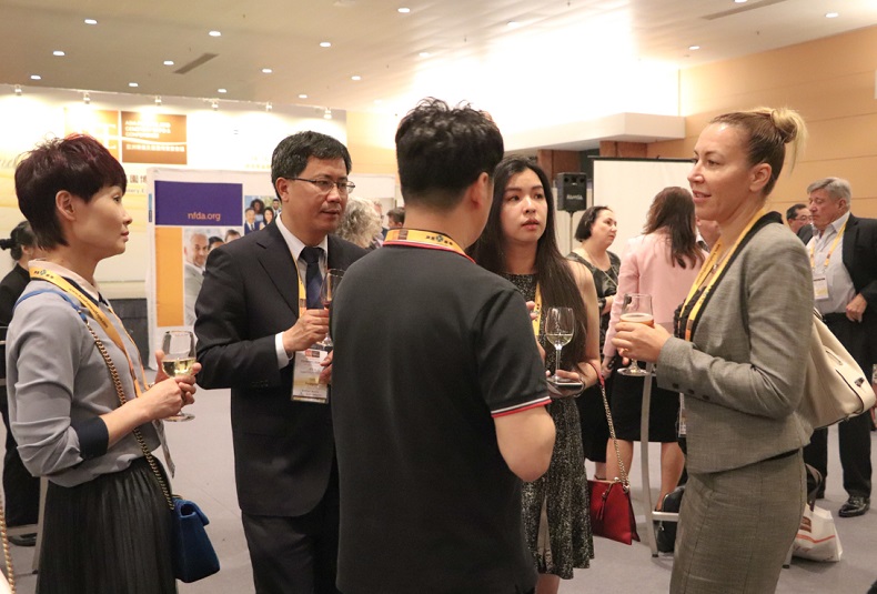 2027年香港亚洲殡仪及墓园博览暨会议AFE参展商与海外采购商展台洽谈现场