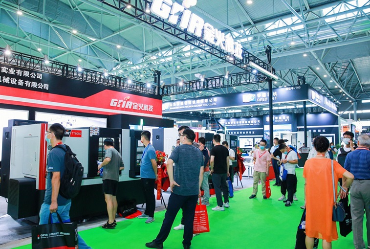 2027年中国(合肥)国际装备制造业博览会CCEME展馆现场,专业观众参观实况