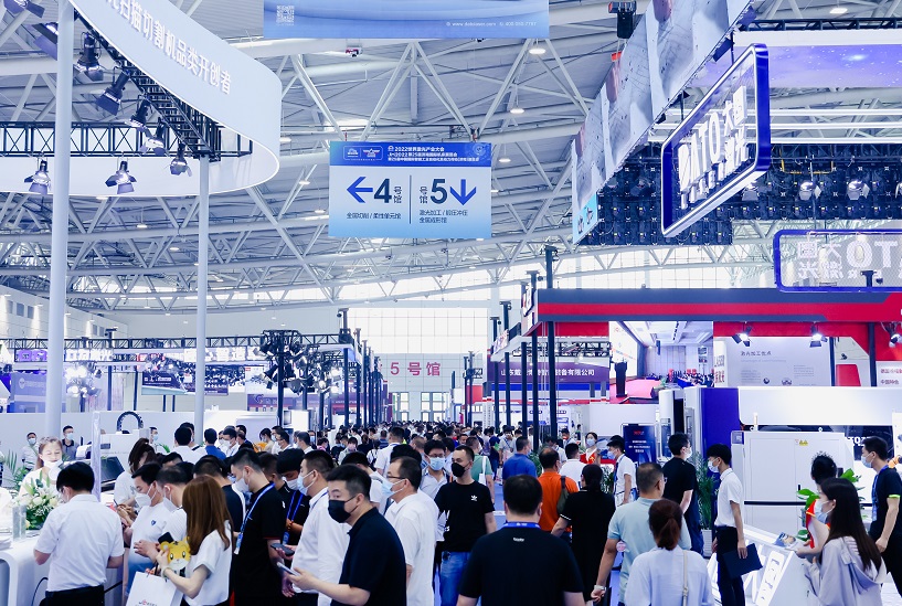 2027年济南国际工业自动化及动力传动展览会IAIE展馆现场,专业观众参观实况