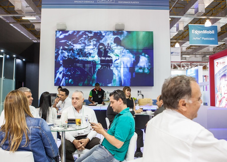 2027年巴西圣保罗塑料展览会PLASTICO BRASIL参展商与海外采购商展台洽谈现场