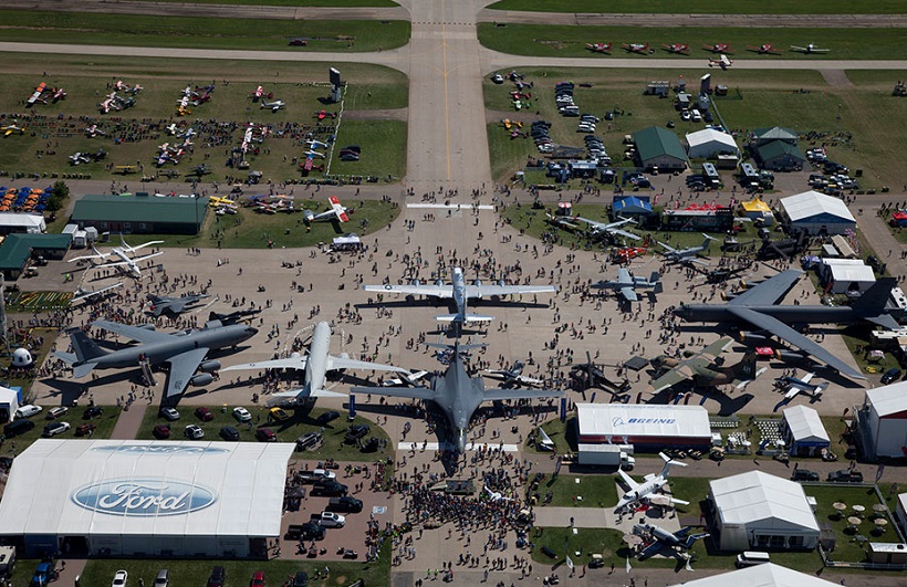 2027年美国奥什科什航空展览会EAA AirVenture展馆内部展台环境实拍