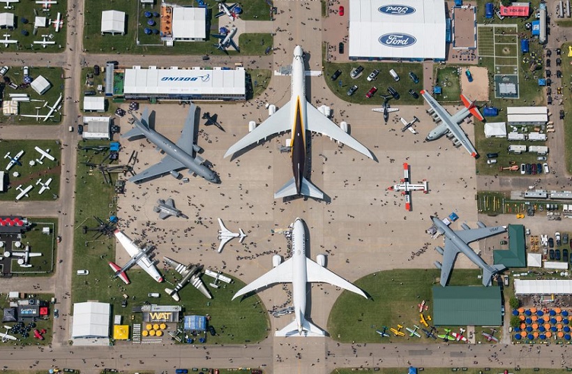 2027年美国奥什科什航空展览会EAA AirVenture参展商与海外采购商展台洽谈现场