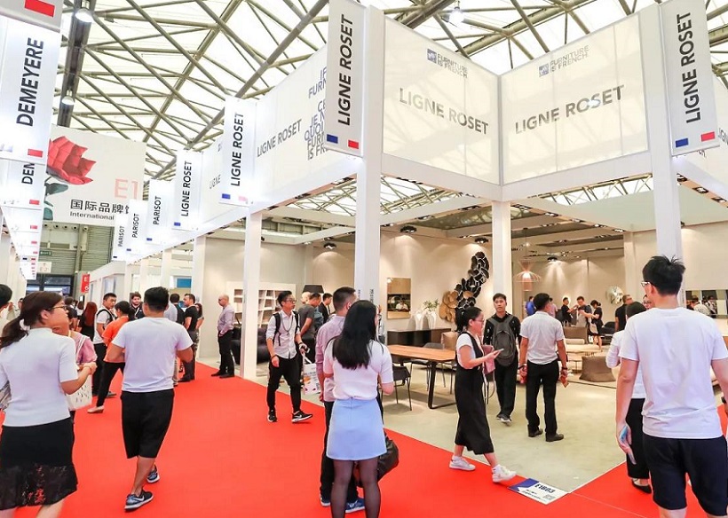2027年中国国际家具展览会-上海家具展FURNITURE CHINA参展商与海外采购商展台洽谈现场