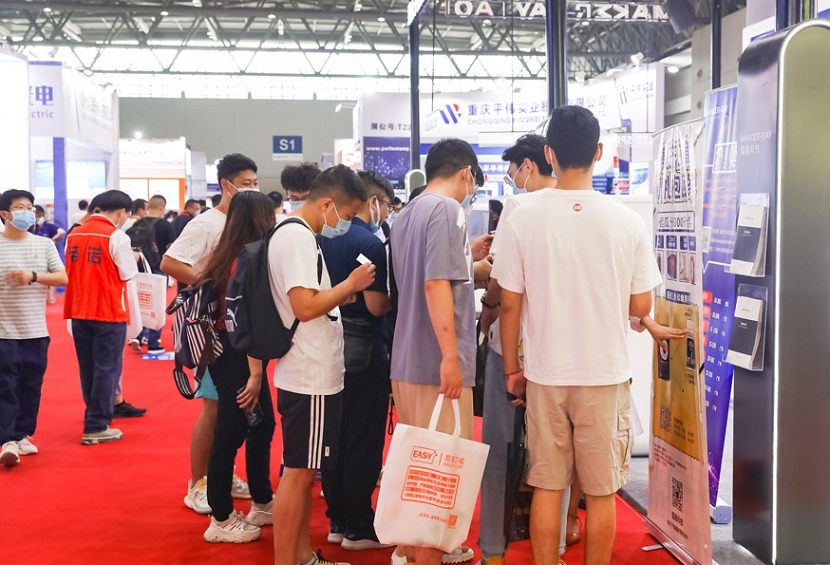 2027年重庆全球电子技术展-重庆电子生产设备展GEME展馆现场，专业观众参观实况