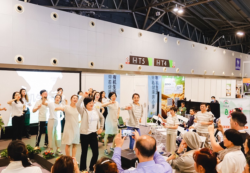 2027年上海亚洲国际有机产品博览会BIOFACH CHINA参展商与海外采购商展台洽谈现场