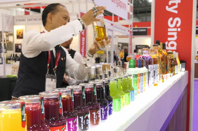 2028年新加坡葡萄酒、红酒、烈酒展览会ProWine Singapore参展商与海外采购商展台洽谈现场