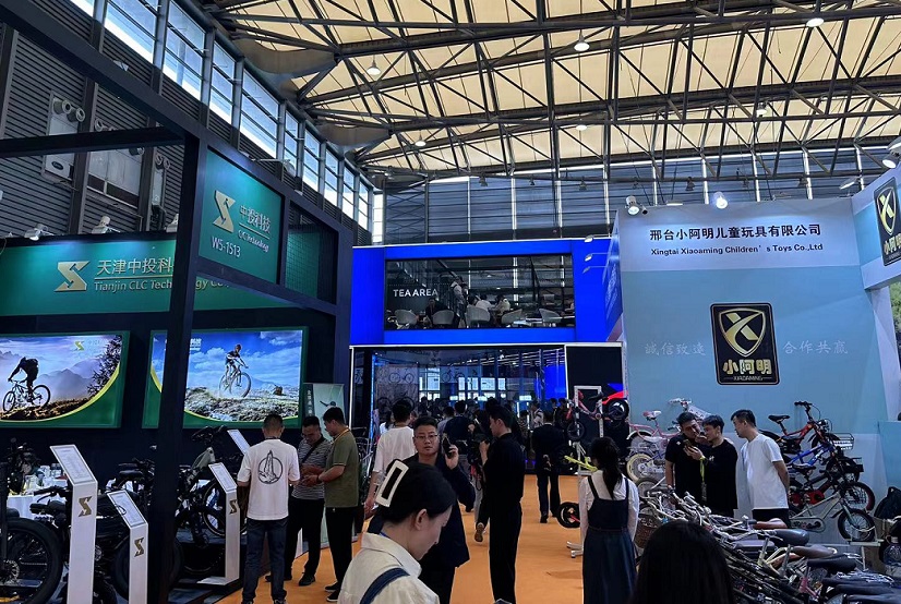 2027年上海国际户外骑行装备展览会CHINA CYCLE参展商与海外采购商展台洽谈现场