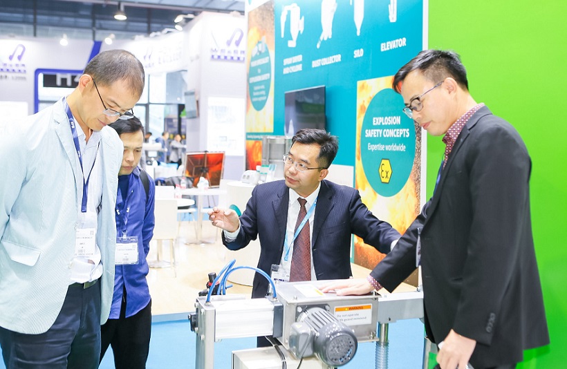 2027年上海国际粉体加工与处理展览会POWDEX CHINA展馆现场,专业观众参观实况