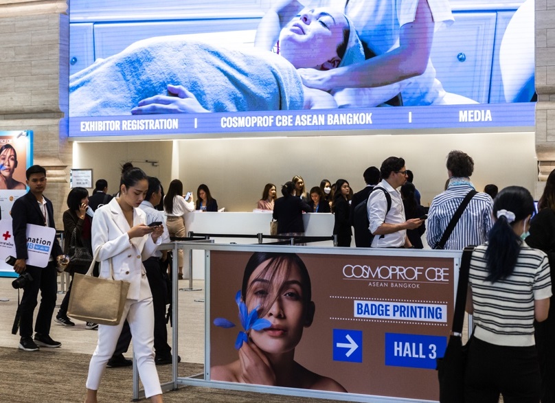 2027年泰国曼谷美容展览会COSMOPROF CBE ASEAN参展商与海外采购商展台洽谈现场