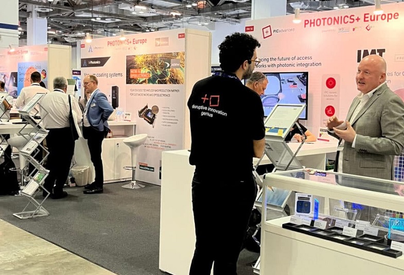 2027年新加坡光电展-新加坡光博会Asia Photonics Expo展馆现场，专业观众参观实况
