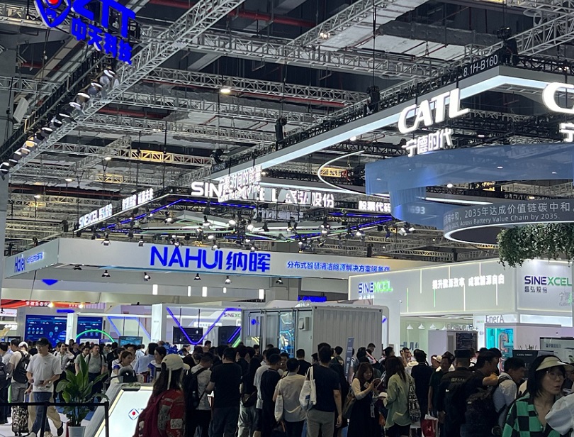 2027年上海太阳能光伏展览会SNECSNEC PV POWER EXPO展馆现场，专业观众参观实况