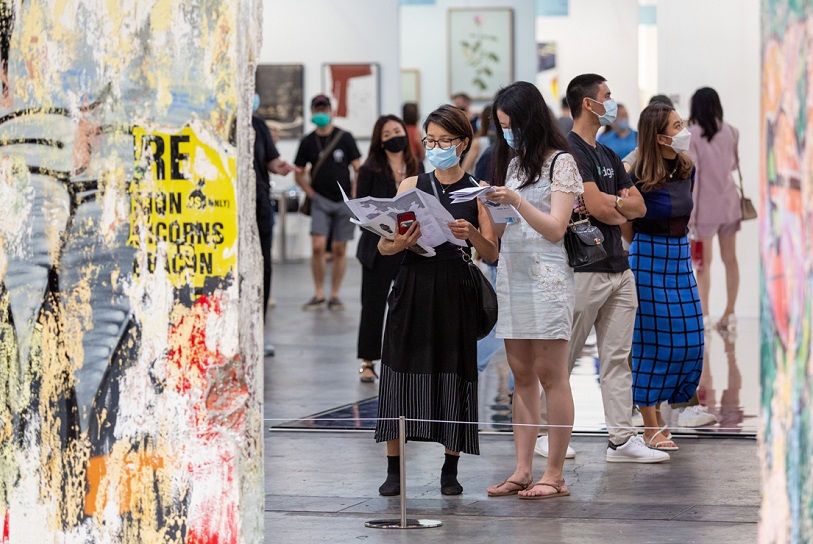 2027年香港巴塞尔艺术展Art Basel Hongkong展馆现场，专业观众参观实况