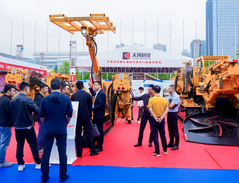2027年贵州煤炭智能化技术装备展-贵州能博会GUI ZHOU ENERGY EXPO参展商与海外采购商展台洽谈现场