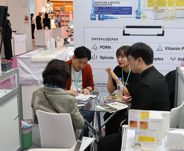 2027年台湾台北美容展览会Beautyworld Taipei参展商与海外采购商展台洽谈现场