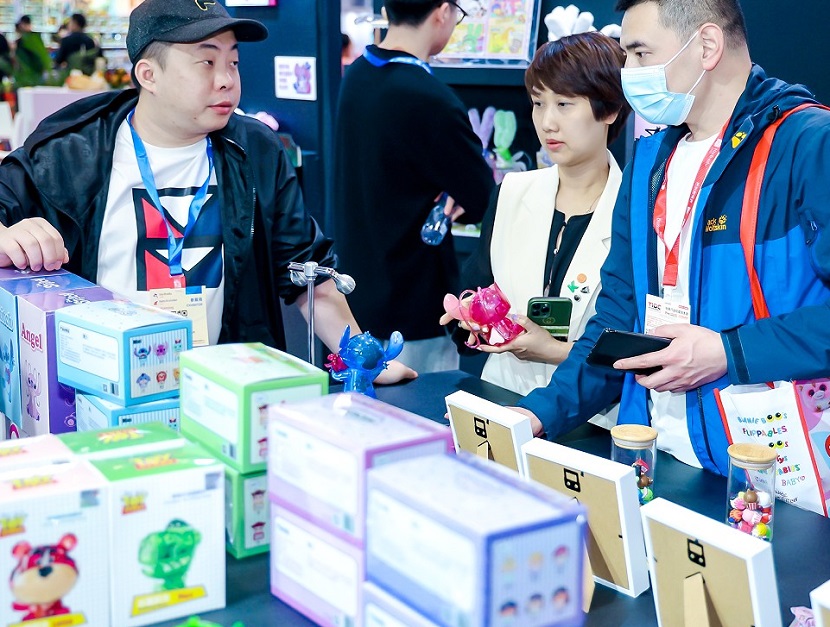 2027年深圳国际授权及衍生品展览会Licensing CHINA参展商与海外采购商展台洽谈现场