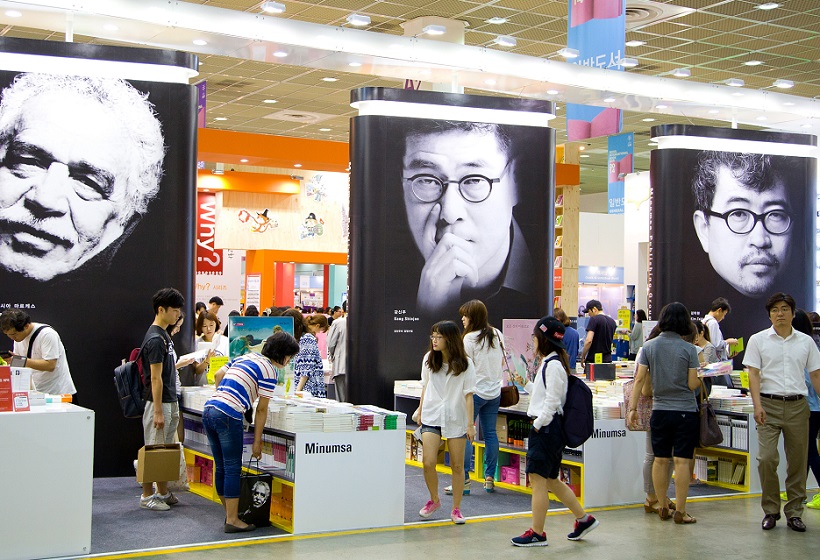 2027年韩国首尔书展览会SIBF展馆现场,专业观众参观实况