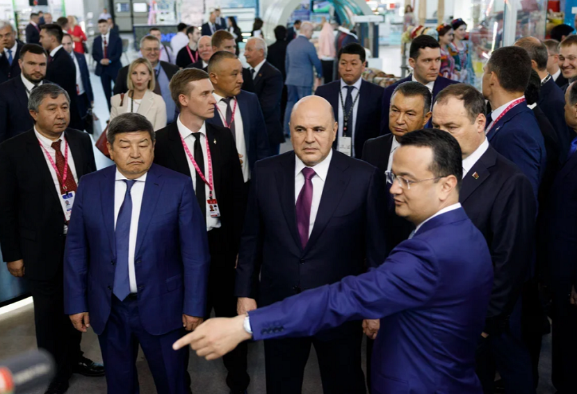 2027年俄罗斯叶卡捷琳堡工业展览会INNOPROM参展商与海外采购商展台洽谈现场