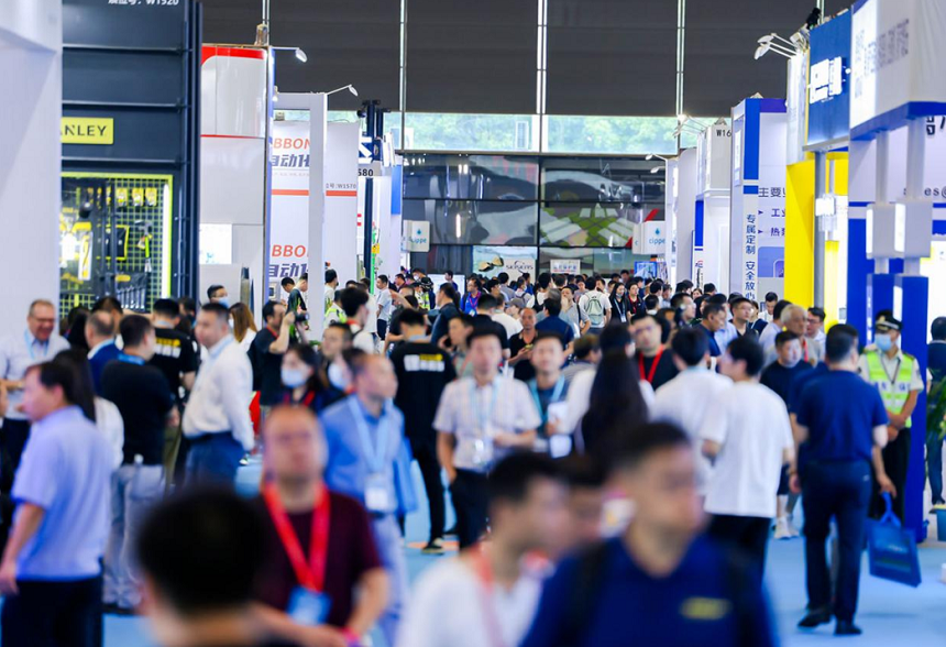 2027年上海化工泵阀及管道展览会CPVF展馆现场，专业观众参观实况
