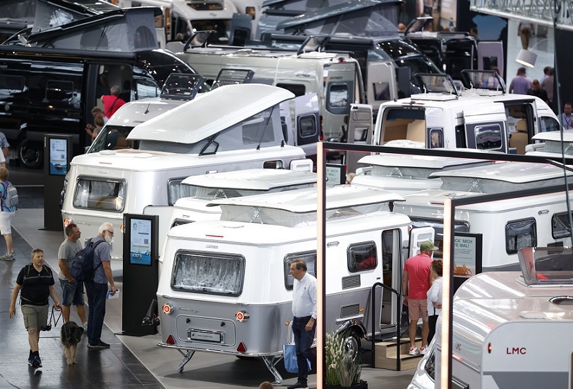 2027年德国杜塞尔多夫房车露营展览会Caravan Salon参展商与海外采购商展台洽谈现场