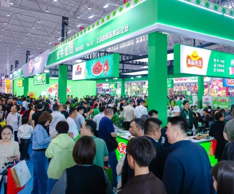2027年良之隆武汉食材加工与包装设备展览会CFTF参展商与海外采购商展台洽谈现场