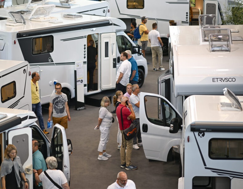 2027年德国杜塞尔多夫房车露营展览会Caravan Salon参展商与海外采购商展台洽谈现场