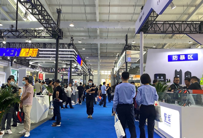 2027年中国（北京）国际军警反恐应急装备展览会CMPE展馆现场，专业观众参观实况