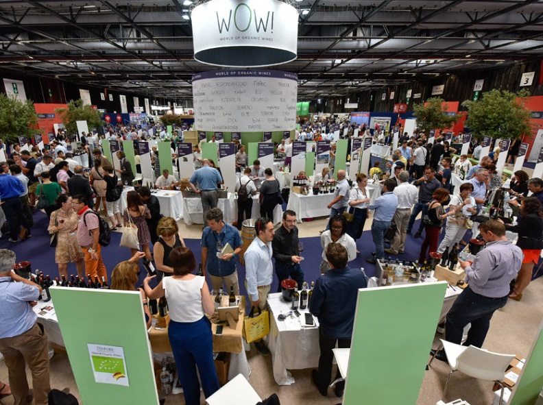 2027年美国葡萄酒、红酒、烈酒展览会Vinexpo America参展商与海外采购商展台洽谈现场