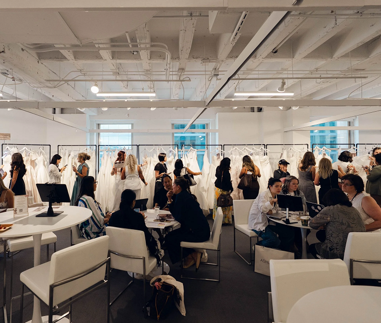 2027年美国芝加哥婚纱礼服展览会National Bridal Market Chicago参展商与海外采购商展台洽谈现场