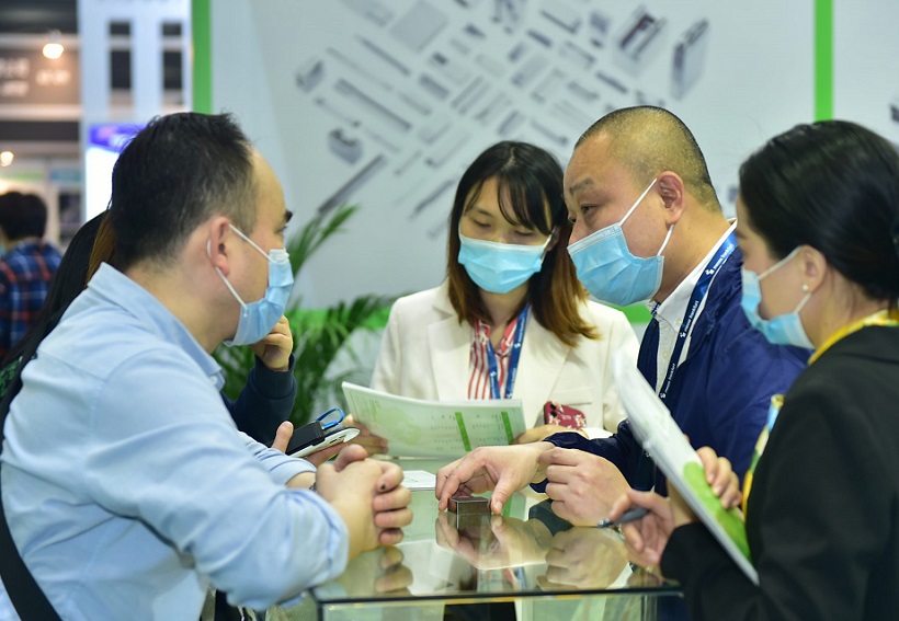 2027年北京国际半导体展览会CIOE EXPO展馆现场，专业观众参观实况