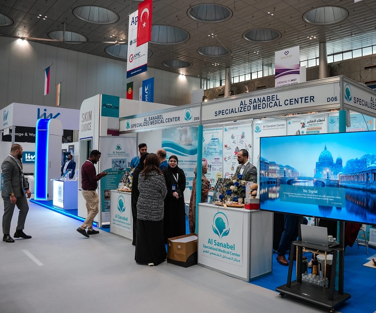 2026年卡塔尔医疗器械、牙科展览会Qatar Medicare参展商与海外采购商展台洽谈现场
