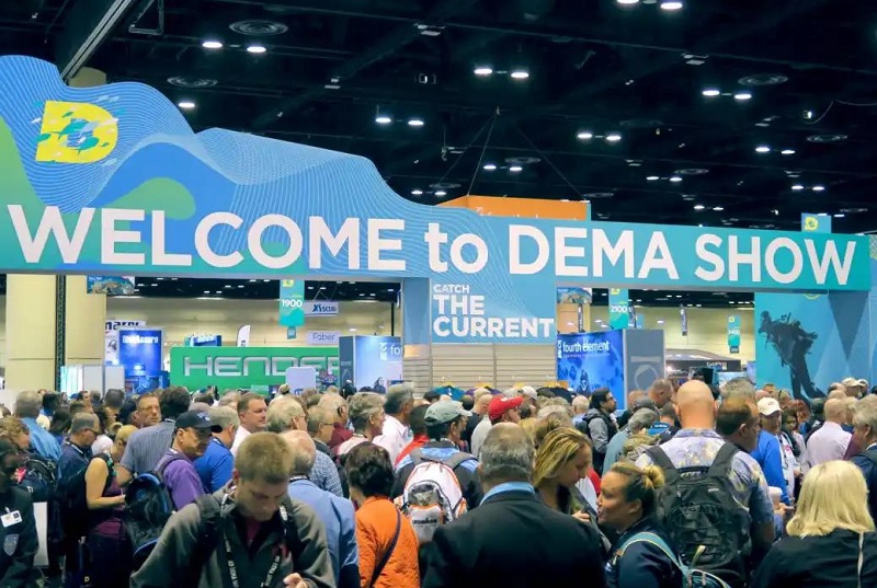 2026年美国潜水展览会DEMA Show展馆现场，专业观众参观实况