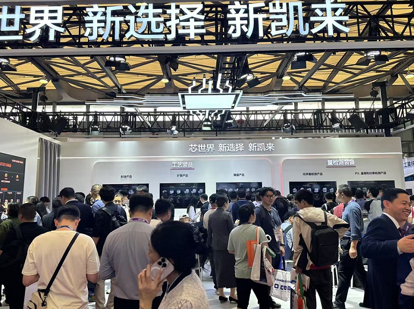 2027年上海国际半导体展览会SEMICONSEMICON CHINA展馆现场,专业观众参观实况