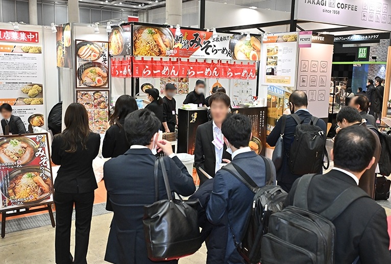 2026年日本大阪零售展览会RETAILTECH展馆现场，专业观众参观实况