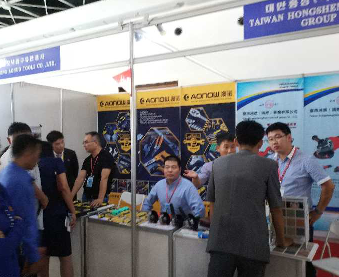 2027年朝鲜平壤春季国际商品展览会North Korean Commodity Exhibition展馆现场，专业观众参观实况