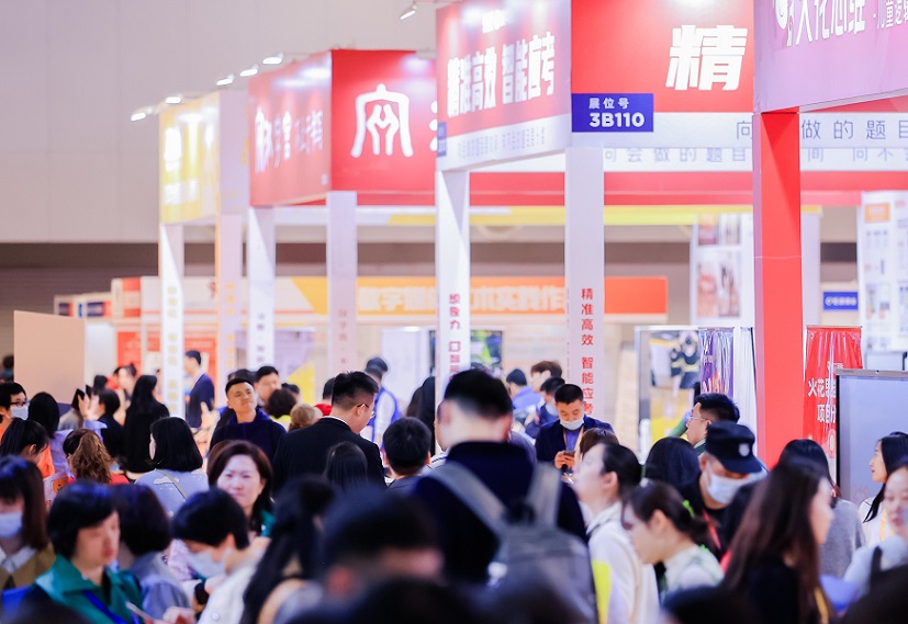 2026年中国(武汉)素质教育博览会CCE参展商与海外采购商展台洽谈现场