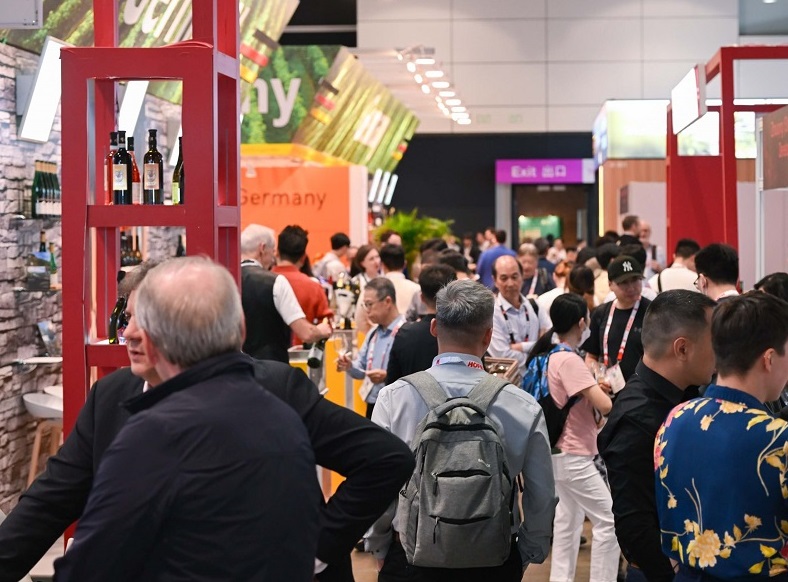 2027年香港葡萄酒、红酒及烈酒展览会ProWine Hongkong展馆现场，专业观众参观实况