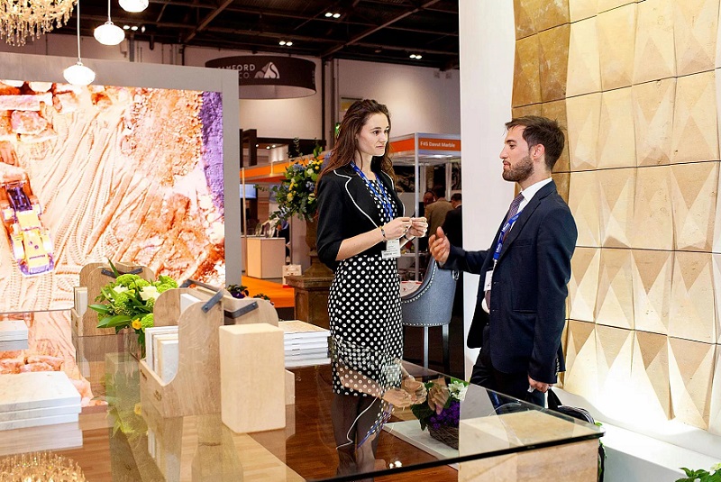 2027年英国伦敦天然石材展览会The UK Stone Industry Event参展商与海外采购商展台洽谈现场