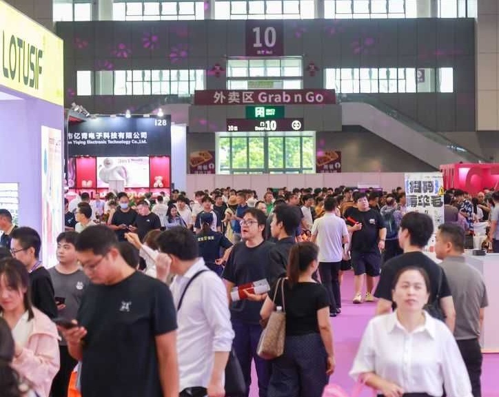 2027年深圳国际成人健康保健用品展览会SZI EXPO参展商与海外采购商展台洽谈现场