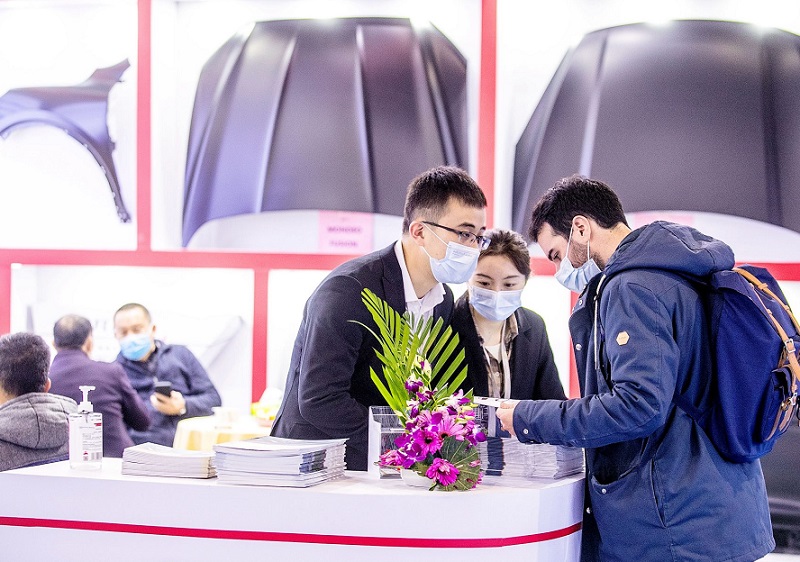 2027年宁波国际汽车零部件及售后市场展览会CAPAFAIR展馆现场，专业观众参观实况
