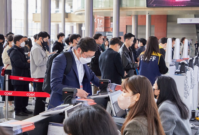 2027年韩国首尔自动化、传感器、大数据、智慧物流展Automation World参展商与海外采购商展台洽谈现场