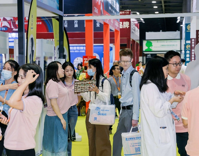 2027年广州美发用品展-中国发博会CHINA HAIR EXPO参展商与海外采购商展台洽谈现场