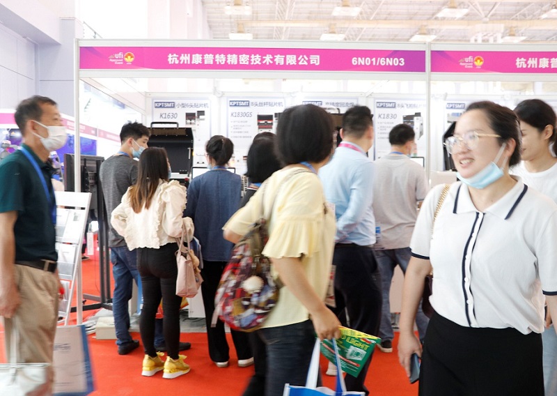 2027年宁波国际照明展览会CNLL展馆现场,专业观众参观实况